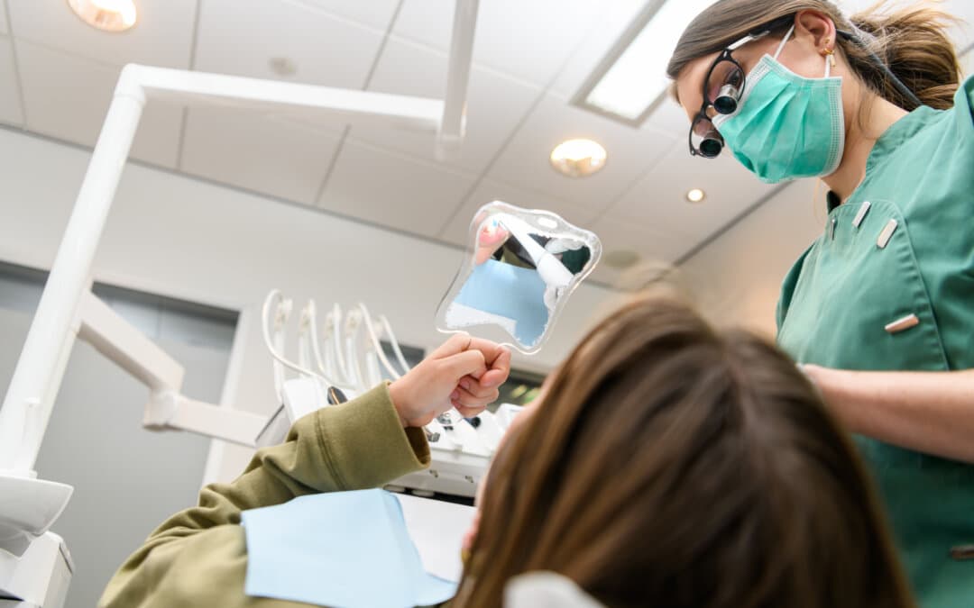 Mondhygiënist Lianne bespreekt mondgezondheid met patiënt bij Kies & Co IJsselstein