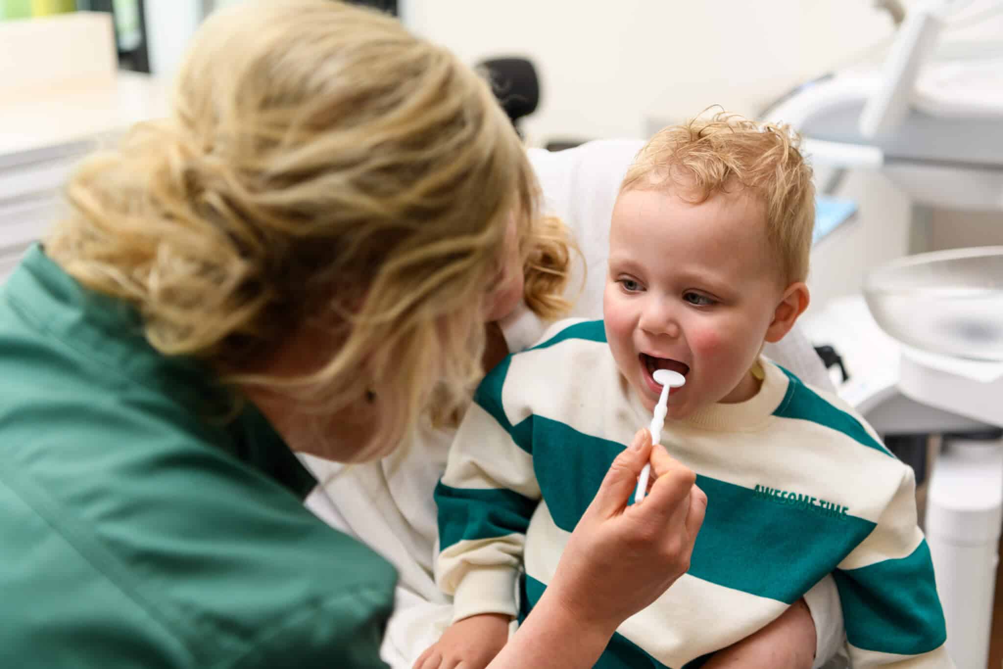 Kindertandverzorgster Lisette onderzoekt gebit van jong kind bij Kies & Co IJsselstein