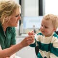 Kindertandverzorgster Lisette toont tandartsmateriaal aan kind bij Kies & Co IJsselstein